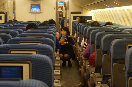 全日空ana空姐蹲式服务