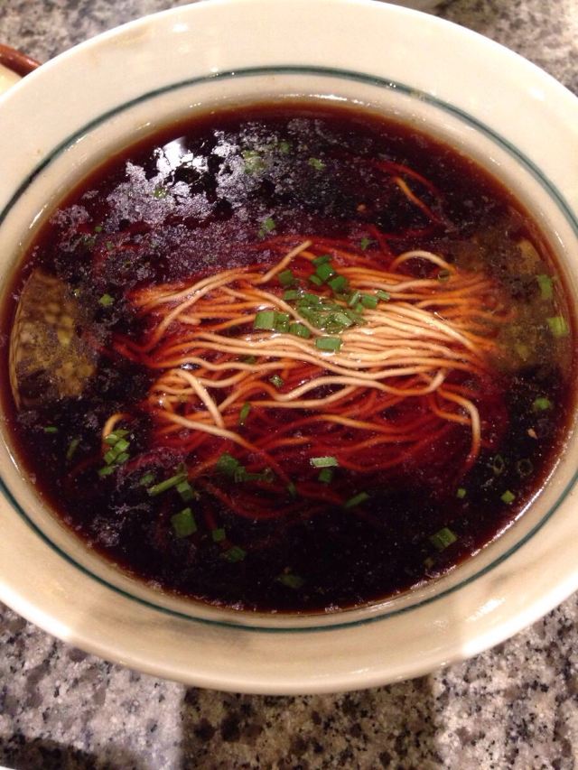 阳春面的汤底好,喝光光