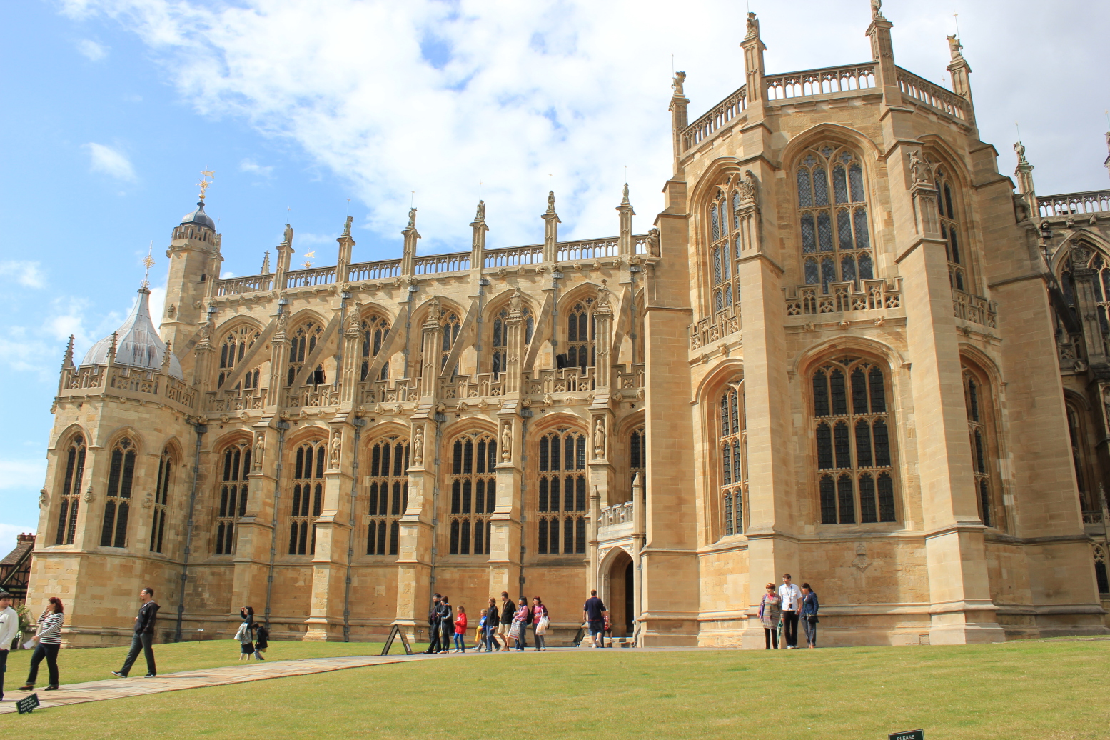 城堡以来,温莎以附庸城身分繁盛,被称为"王城",是一个典型的英国小镇