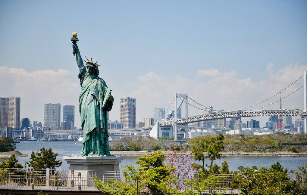liberty),正式名称是"自由照耀世界之神",它是美国国家的纪念碑