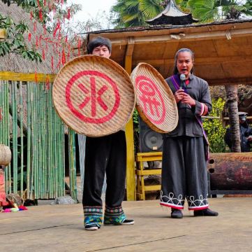 他们手上拿着两个筲箕,上面写着2个字,对了是水族.