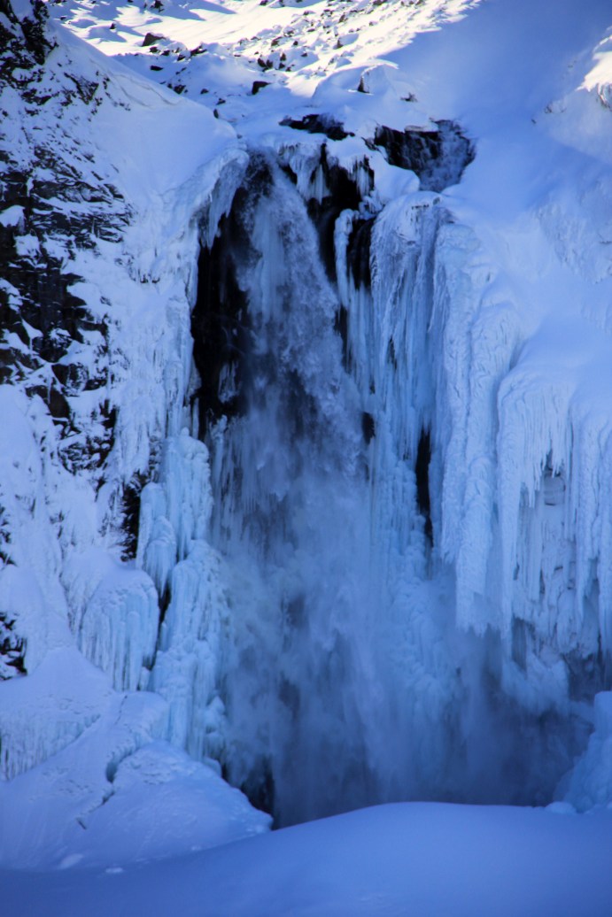 这是长白山瀑布,由于冬季,四周结冰,白雪高耸,所以气魄还是打折扣的.