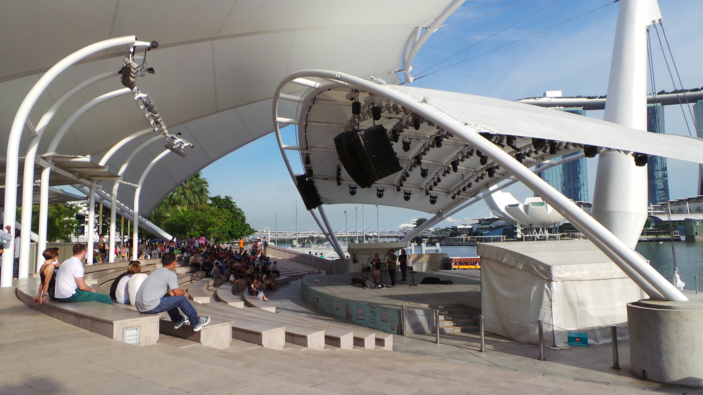 滨海艺术中心门前的露天舞台,当时正好有人在唱歌,也吸引了不少观众呢